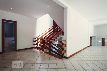 Escada de casa de condomínio para alugar com 4 quartos, 579m² em Itanhangá, Rio de Janeiro