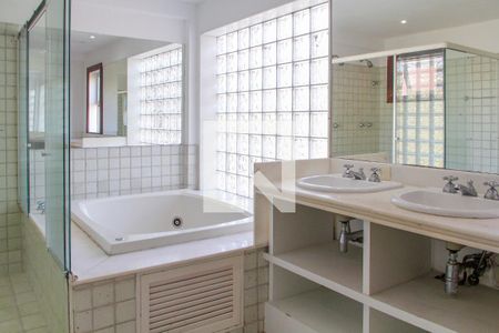 Casa de condomínio à venda com 579m², 5 quartos e 4 vagasBanheiro Quarto 2 suíte