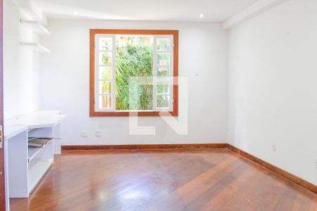 Casa de condomínio à venda com 579m², 5 quartos e 4 vagasSala de TV