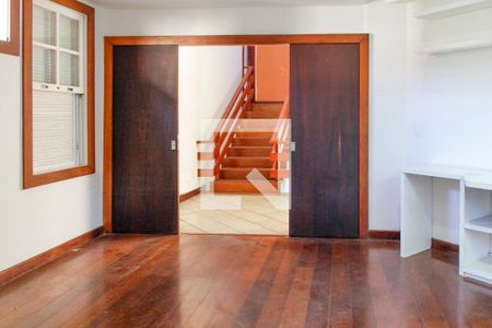 Casa de condomínio à venda com 579m², 5 quartos e 4 vagasSala de TV