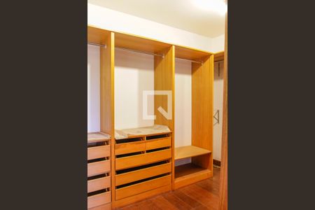 Casa de condomínio à venda com 579m², 5 quartos e 4 vagasCloset Quarto 2 suíte