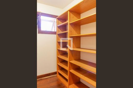 Casa de condomínio à venda com 579m², 5 quartos e 4 vagasCloset Quarto 2 suíte