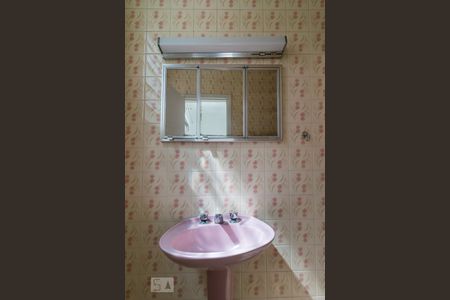 Casa à venda com 133m², 3 quartos e 3 vagas Casa à venda com 133m², 3 quartos e 3 vagasBanheiro da Suíte 1 - Pia e armário