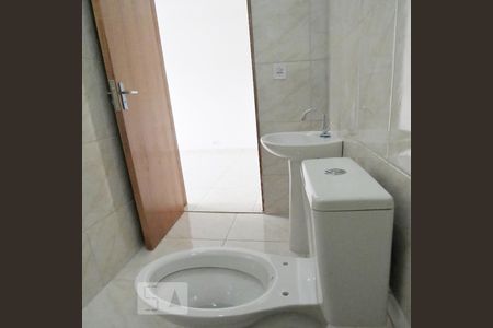 Banheiro de kitnet/studio para alugar com 1 quarto, 45m² em Vila Mazzei, São Paulo