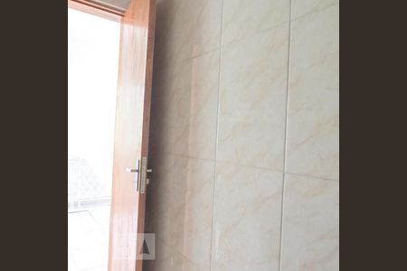 Banheiro de kitnet/studio para alugar com 1 quarto, 45m² em Vila Mazzei, São Paulo