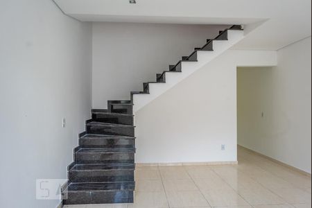 Sala de casa à venda com 3 quartos, 105m² em Vila Olinda, São Paulo