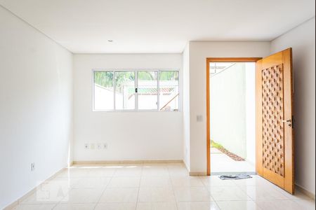Sala de casa à venda com 3 quartos, 105m² em Vila Olinda, São Paulo