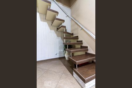 Escada de casa para alugar com 2 quartos, 130m² em Vila Taquari, São Paulo