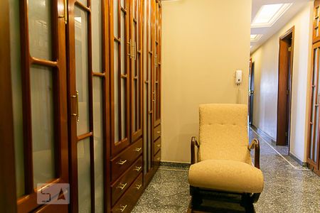 Apartamento à venda com 270m², 4 quartos e 3 vagas Apartamento à venda com 270m², 4 quartos e 3 vagasCorredor/Armários