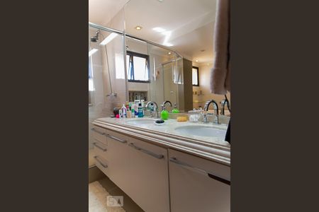 Apartamento à venda com 270m², 4 quartos e 3 vagas Apartamento à venda com 270m², 4 quartos e 3 vagasBanheiro da Suíte 4