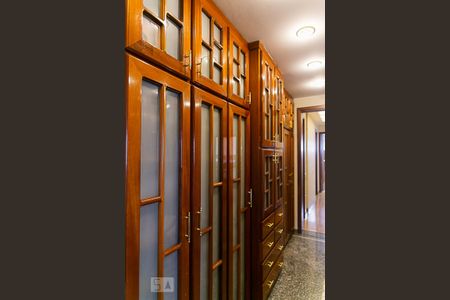 Apartamento à venda com 270m², 4 quartos e 3 vagas Apartamento à venda com 270m², 4 quartos e 3 vagasCorredor/Armários