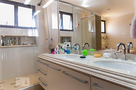 Apartamento à venda com 270m², 4 quartos e 3 vagas Apartamento à venda com 270m², 4 quartos e 3 vagasBanheiro da Suíte 4
