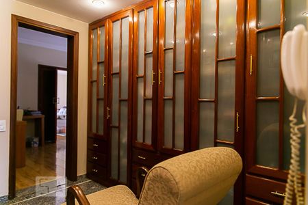 Apartamento à venda com 270m², 4 quartos e 3 vagas Apartamento à venda com 270m², 4 quartos e 3 vagasCorredor/Armários