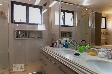 Apartamento à venda com 270m², 4 quartos e 3 vagas Apartamento à venda com 270m², 4 quartos e 3 vagasBanheiro da Suíte 4