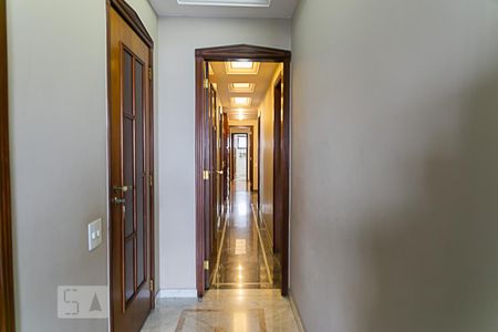 Apartamento à venda com 270m², 4 quartos e 3 vagas Apartamento à venda com 270m², 4 quartos e 3 vagasCorredor