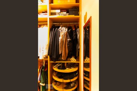 Apartamento à venda com 270m², 4 quartos e 3 vagas Apartamento à venda com 270m², 4 quartos e 3 vagasCloset da Suíte 4