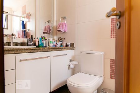 Apartamento à venda com 270m², 4 quartos e 3 vagas Apartamento à venda com 270m², 4 quartos e 3 vagasBanheiro da Suíte 2