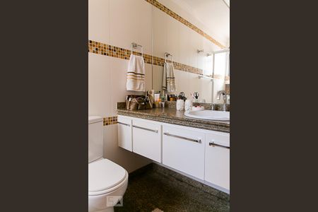 Apartamento à venda com 270m², 4 quartos e 3 vagas Apartamento à venda com 270m², 4 quartos e 3 vagasBanheiro da Suíte 3