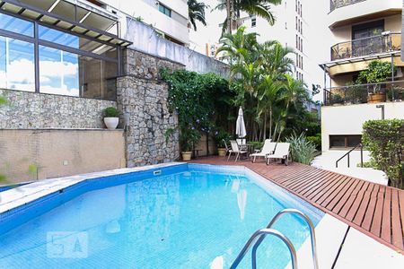 Apartamento à venda com 270m², 4 quartos e 3 vagas Apartamento à venda com 270m², 4 quartos e 3 vagasÁrea comum - Piscina