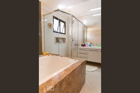 Apartamento à venda com 270m², 4 quartos e 3 vagas Apartamento à venda com 270m², 4 quartos e 3 vagasBanheiro da Suíte 4