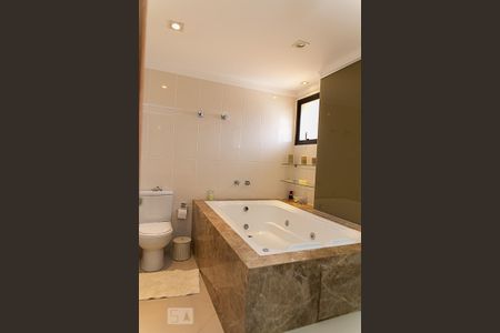 Apartamento à venda com 270m², 4 quartos e 3 vagas Apartamento à venda com 270m², 4 quartos e 3 vagasBanheiro da Suíte 4