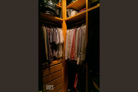 Apartamento à venda com 270m², 4 quartos e 3 vagas Apartamento à venda com 270m², 4 quartos e 3 vagasCloset da Suíte 4