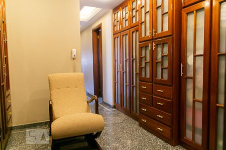 Apartamento à venda com 270m², 4 quartos e 3 vagas Apartamento à venda com 270m², 4 quartos e 3 vagasCorredor/Armários