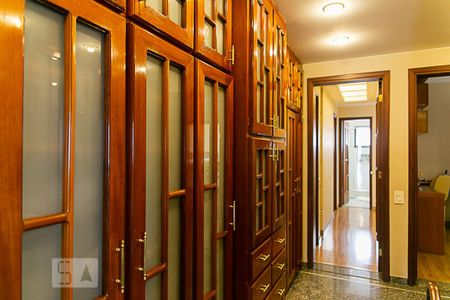 Apartamento à venda com 270m², 4 quartos e 3 vagas Apartamento à venda com 270m², 4 quartos e 3 vagasCorredor/Armários