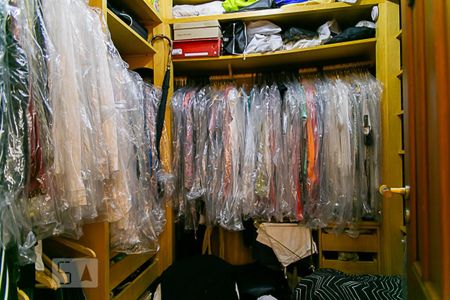 Apartamento à venda com 270m², 4 quartos e 3 vagas Apartamento à venda com 270m², 4 quartos e 3 vagasCloset da Suíte 4