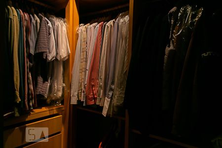 Apartamento à venda com 270m², 4 quartos e 3 vagas Apartamento à venda com 270m², 4 quartos e 3 vagasCloset da Suíte 4