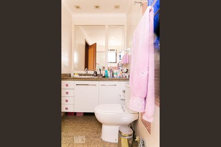 Apartamento à venda com 270m², 4 quartos e 3 vagas Apartamento à venda com 270m², 4 quartos e 3 vagasBanheiro da Suíte 2