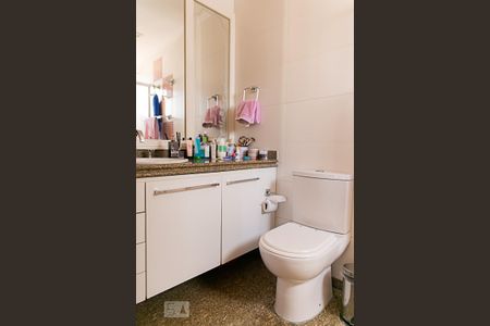 Apartamento à venda com 270m², 4 quartos e 3 vagas Apartamento à venda com 270m², 4 quartos e 3 vagasBanheiro da Suíte 2