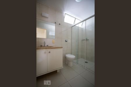 Banheiro social de apartamento para alugar com 2 quartos, 115m² em Cerqueira César, São Paulo