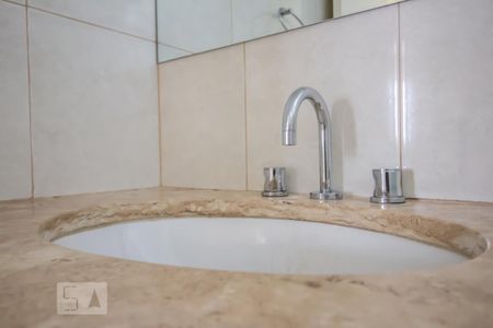 Banheiro social detalhe de apartamento para alugar com 2 quartos, 115m² em Cerqueira César, São Paulo