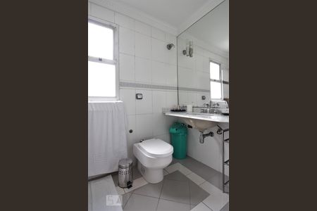 Banheiro de apartamento à venda com 2 quartos, 200m² em Vila Suzana, São Paulo