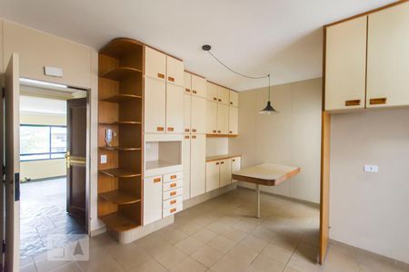 Apartamento à venda com 220m², 4 quartos e 4 vagasCozinha