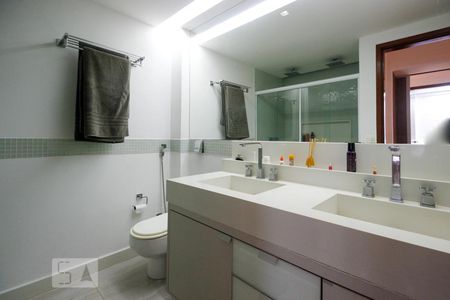 Apartamento à venda com 380m², 4 quartos e 1 vagaBanheiro da Suíte 2