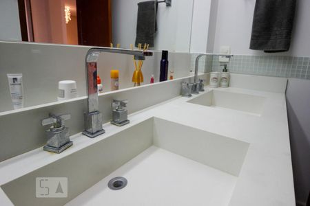 Apartamento à venda com 380m², 4 quartos e 1 vagaBanheiro da Suíte 2