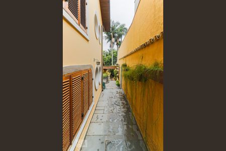 Casa à venda com 450m², 5 quartos e 6 vagasCorredor lateral