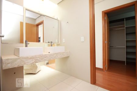 Banheiro Dormitorio 2 Suite  de casa à venda com 5 quartos, 600m² em Chácara das Pedras, Porto Alegre