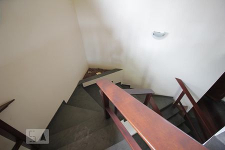 Escadas de casa à venda com 4 quartos, 343m² em Lar São Paulo, São Paulo