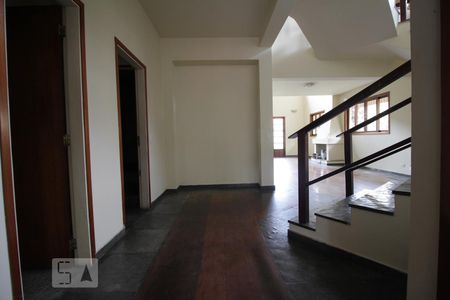 Entrada de casa para alugar com 4 quartos, 343m² em Lar São Paulo, São Paulo