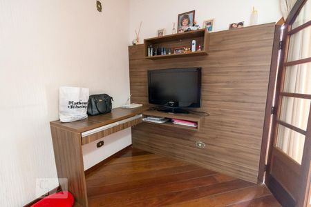 Casa à venda com 397m², 4 quartos e 2 vagasQuarto 4 suíte - mesa de trabalho e painel de TV