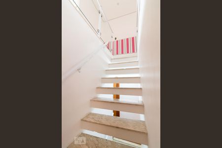 Casa à venda com 397m², 4 quartos e 2 vagasEscada para quarto 3 suíte