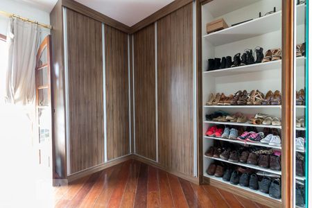 Casa à venda com 397m², 4 quartos e 2 vagasQuarto 4 suíte - armários