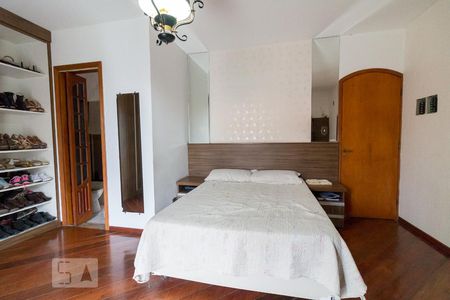 Casa à venda com 397m², 4 quartos e 2 vagasQuarto 4 suíte