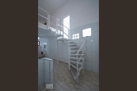 Escada de casa para alugar com 2 quartos, 80m² em Santa Teresinha, São Paulo