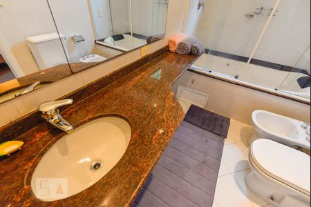 Casa para alugar com 304m², 4 quartos e 4 vagas Casa para alugar com 304m², 4 quartos e 4 vagasBanheiro Suíte 1