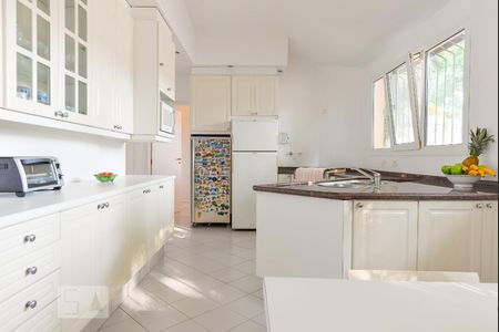 Casa para alugar com 304m², 4 quartos e 4 vagas Casa para alugar com 304m², 4 quartos e 4 vagasCozinha