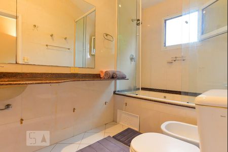 Casa para alugar com 304m², 4 quartos e 4 vagas Casa para alugar com 304m², 4 quartos e 4 vagasBanheiro Suíte 1